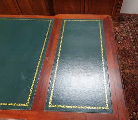 Klassischer Chesterfield mahagoni doppel schreibtisch