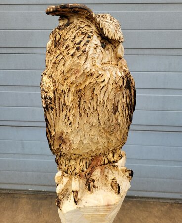 Große holzskulptur Eule