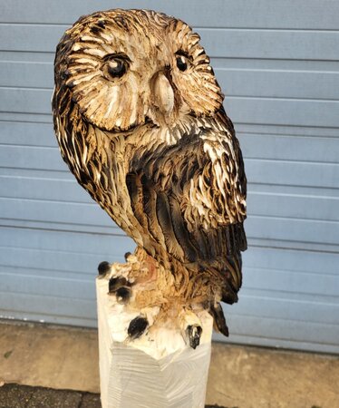 Große holzskulptur schleiereule