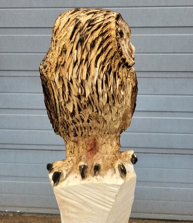 Große holzskulptur schleiereule