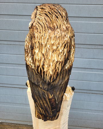 Große holzskulptur schleiereule