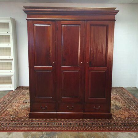 Klassischer mahagoni kleiderschrank
