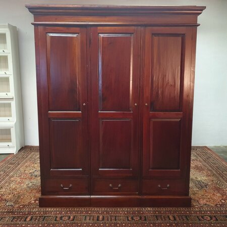 Klassischer mahagoni kleiderschrank