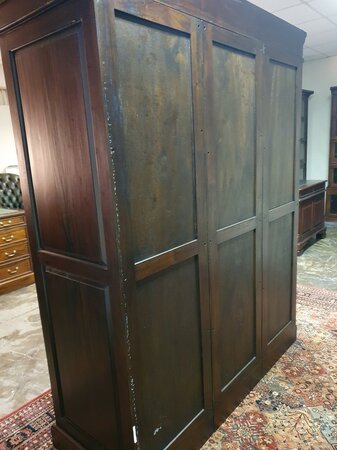 Klassischer mahagoni kleiderschrank