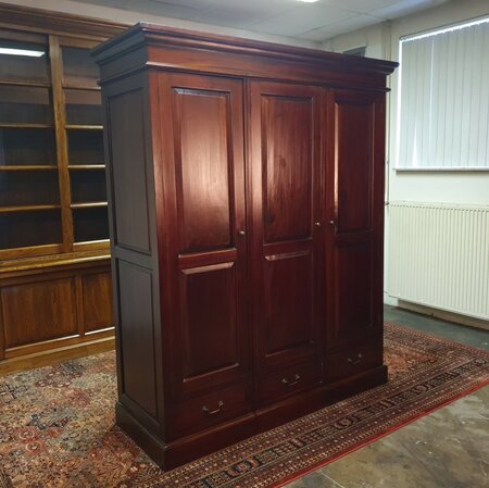 Klassischer mahagoni kleiderschrank