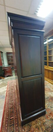 Klassischer mahagoni kleiderschrank