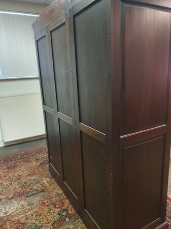 Klassischer mahagoni kleiderschrank