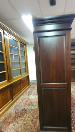 Klassischer mahagoni kleiderschrank