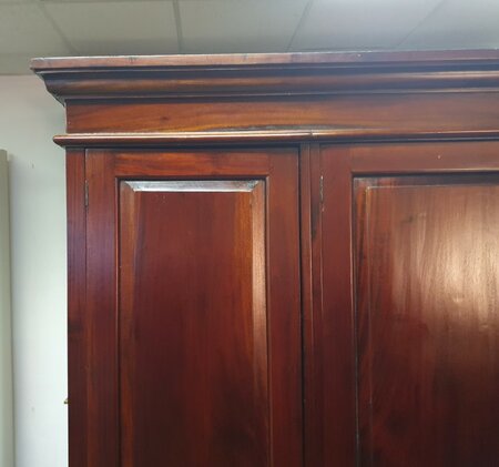 Klassischer mahagoni kleiderschrank