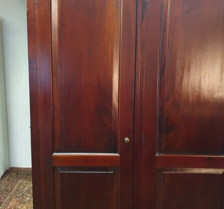 Klassischer mahagoni kleiderschrank
