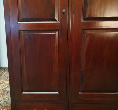 Klassischer mahagoni kleiderschrank