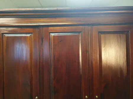 Klassischer mahagoni kleiderschrank