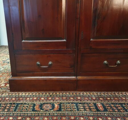 Klassischer mahagoni kleiderschrank