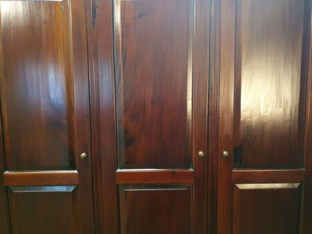 Klassischer mahagoni kleiderschrank