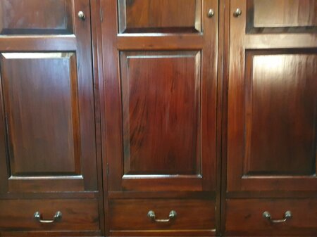 Klassischer mahagoni kleiderschrank