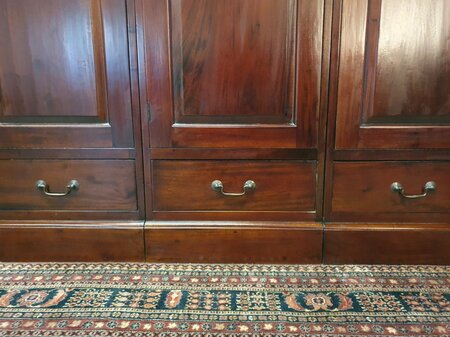 Klassischer mahagoni kleiderschrank