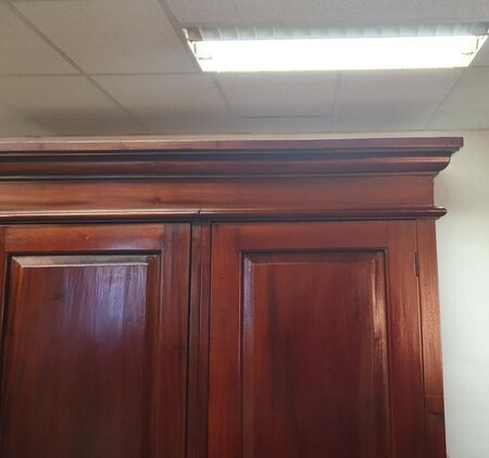 Klassischer mahagoni kleiderschrank