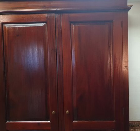 Klassischer mahagoni kleiderschrank
