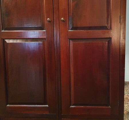 Klassischer mahagoni kleiderschrank