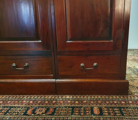Klassischer mahagoni kleiderschrank