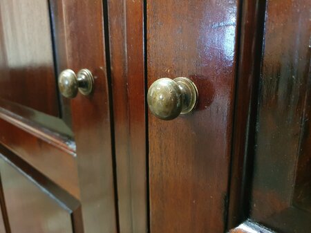 Klassischer mahagoni kleiderschrank