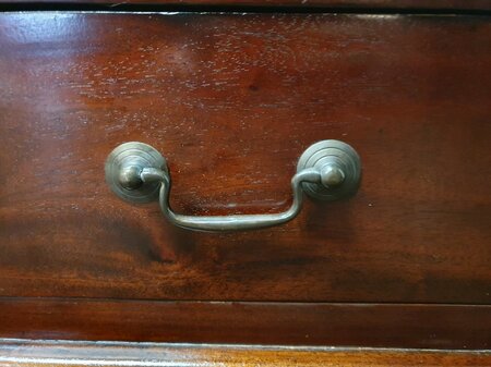 Klassischer mahagoni kleiderschrank