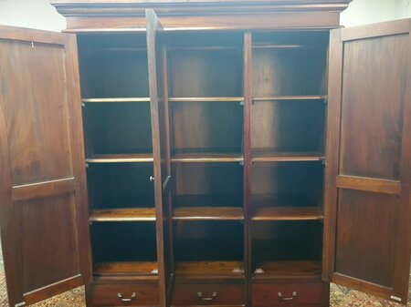 Klassischer mahagoni kleiderschrank