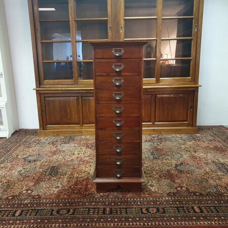 Alte aktenschrank