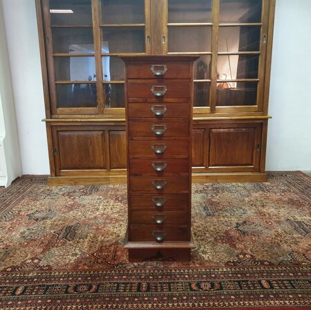 Alte aktenschrank