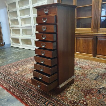 Alte aktenschrank