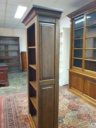 Klassisches bücherregal aus eiche