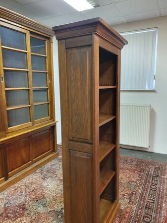 Klassisches bücherregal aus eiche