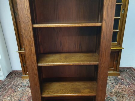 Klassisches bücherregal aus eiche
