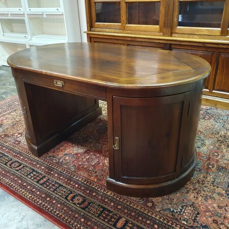 Einzigartiger ovaler Englischer Chesterfield schreibtisch