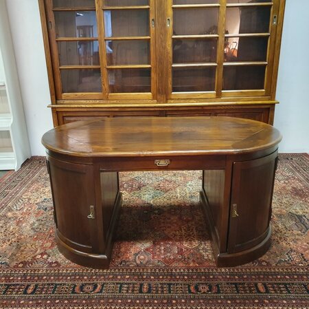 Einzigartiger ovaler Englischer Chesterfield schreibtisch