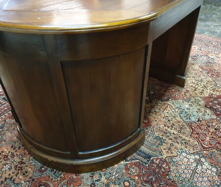 Einzigartiger ovaler Englischer Chesterfield schreibtisch