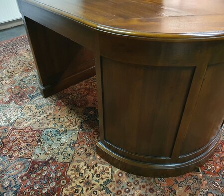Einzigartiger ovaler Englischer Chesterfield schreibtisch