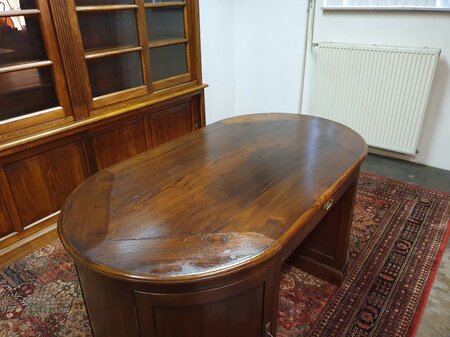 Einzigartiger ovaler Englischer Chesterfield schreibtisch