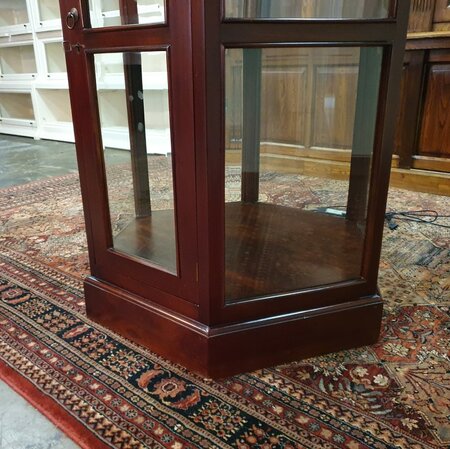 Antike sechseckige mahagoni vitrine mit geschliffenem glas