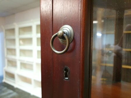 Antike sechseckige mahagoni vitrine mit geschliffenem glas