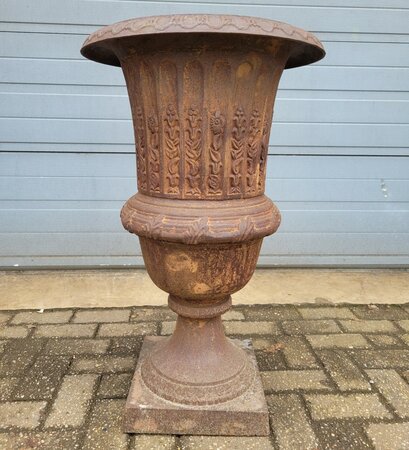 GroĂe rostige gusseisen vase 90 cm