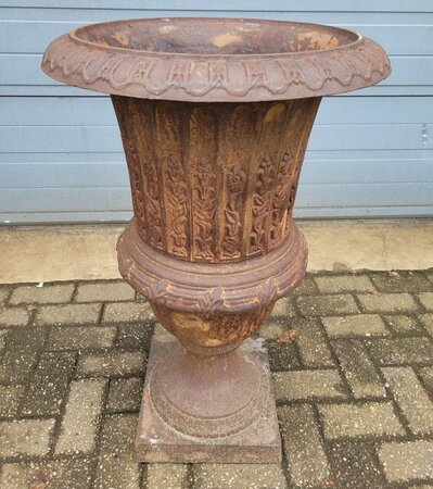 GroĂe rostige gusseisen vase 90 cm