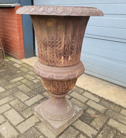 GroĂe rostige gusseisen vase 90 cm
