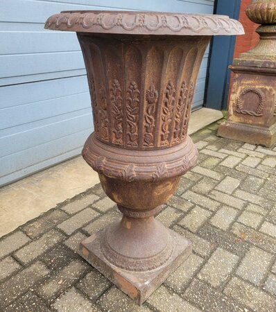 GroĂe rostige gusseisen vase 90 cm