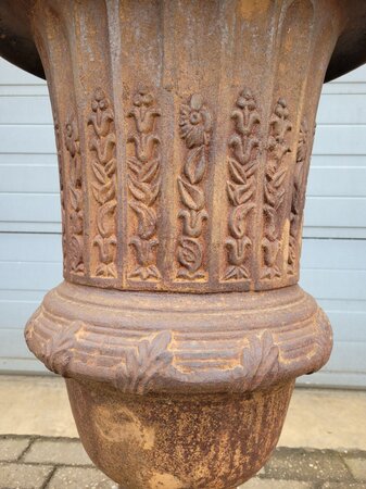 GroĂe rostige gusseisen vase 90 cm