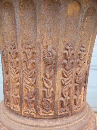 GroĂe rostige gusseisen vase 90 cm