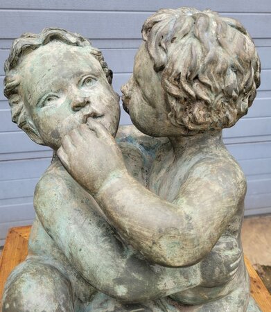 Antike Bronzestatue 2 Engel auf sitzkissen