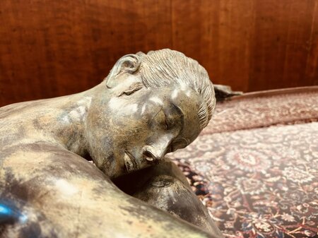 Kleine Glastisch mit Frau aus Bronze