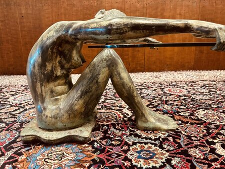 Kleine Glastisch mit Frau aus Bronze