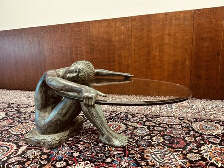 Kleine Glastisch mit Frau aus Bronze